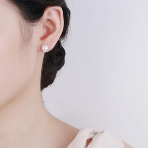 Élégantes boucles d'oreilles perles en argent 925 avec zircons sur un mannequin