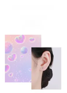 Gros plan de boucles d'oreilles nœud en argent avec zircons portées par un mannequin