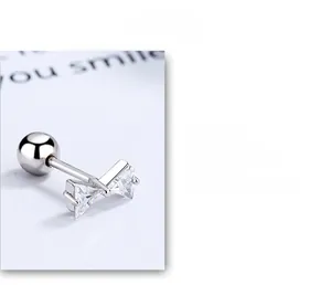 Vue détaillée du clou d'oreille noeud en argent sterling avec oxydes de zirconium
