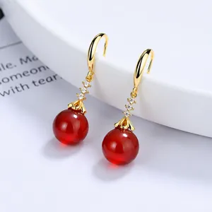S925 Silber Ohrringe mit rotem Achat und goldenen Haken für elegante Frauen