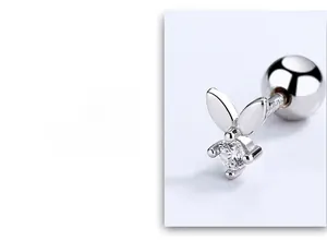 Vue détaillée de la boucle d'oreille lapin en argent avec zircone et fermoir à vis
