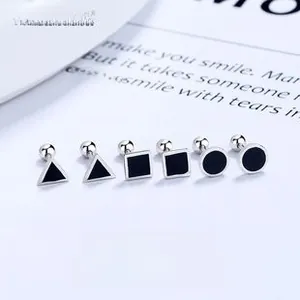 Détail des boucles d'oreilles géométriques en argent 925 avec émail noir et fermoir à vis