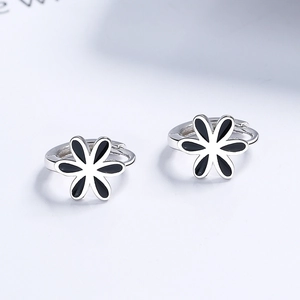 Boucles d'oreilles créoles en argent 925 avec fleurs en émail noir style minimaliste