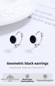 Détail de boucle d'oreille cœur géométrique noire en argent 925 avec finition polie