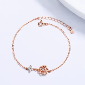 Elegante pulsera de plata 925 bañada en oro rosa con dijes de rosa y flores de circón