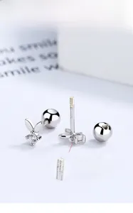 Détail macro du clou d'oreille lapin en argent 925 avec zircone et fermoir à vis sécurisé