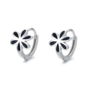 Boucles d'oreilles huggie en argent sterling S925 avec motif fleur en émail noir