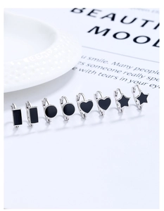 Vue détaillée des boucles d'oreilles en argent 925 avec émail noir et formes géométriques