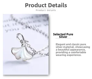 Vue détaillée du collier feuille de ginkgo en argent sterling avec nacre blanche éclatante