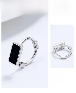 Gros plan détaillé des boucles d'oreilles rectangulaires en argent 925 et émail noir