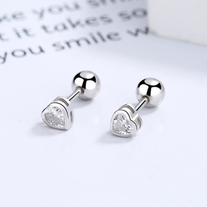 Boucles d'oreilles cœur étincelantes en argent avec zircons et fermoir à vis