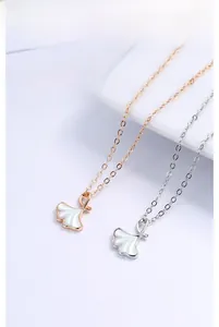 Détail des pendentifs feuille de ginkgo en argent et or rose avec nacre incrustée