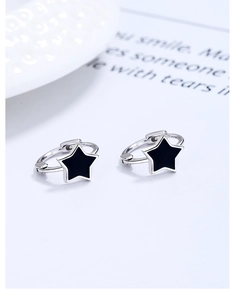 Détail des créoles en argent sterling 925 avec pendentif étoile en émail noir