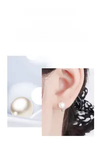 Detaillierte Nahaufnahme minimalistischer s925 Silber-Perlenohrring an einem Modell