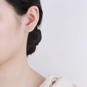 Boucles d'oreilles nœud en argent avec zircons portées pour un style élégant