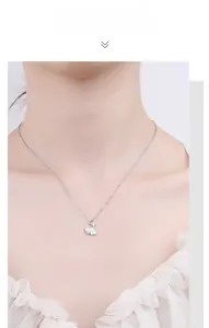 Vue détaillée du collier feuille de ginkgo en argent 925 avec nacre blanche élégante