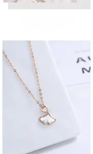 Détail du collier feuille de ginkgo en or rose avec incrustation de nacre blanche