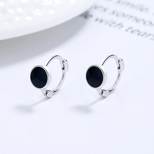 Créoles minimalistes en argent sterling 925 avec émail noir rond et fermeture à ressort