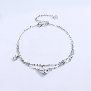 Vue détaillée du bracelet multicouche en argent S925 avec breloques lune étoile en zircon