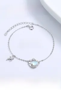 Dettaglio del bracciale a pianeta in argento 925 con perla di cristallo azzurro e zirconi