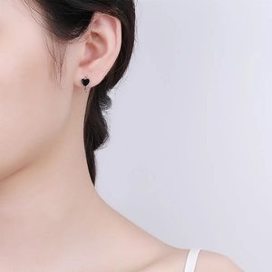 Créoles en argent sterling 925 avec cœur en émail noir pour femme style minimaliste