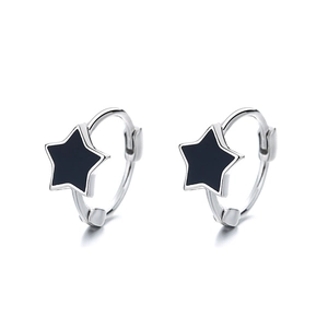 Boucles d'oreilles créoles en argent 925 avec étoiles en émail noir sur fond blanc