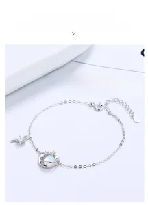 Dettaglio del bracciale in argento sterling S925 con pianeta in pietra di luna e stelle