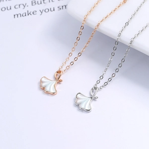Collier avec pendentif feuille de ginkgo en argent S925 et incrustation de nacre