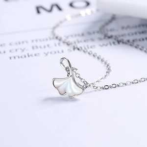 Collier en argent sterling 925 avec pendentif feuille de ginkgo et nacre blanche
