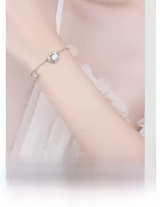 Dettaglio del bracciale pianeta stella lunare in argento con gemma color verde menta