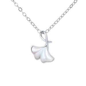 Collier en argent sterling 925 avec feuille de ginkgo et nacre sur fond blanc