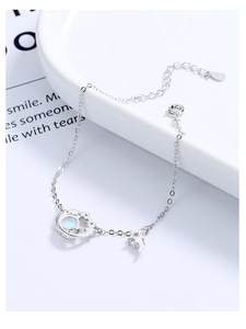 Dettaglio del bracciale in argento 925 con pietra di luna e ciondoli stella e luna