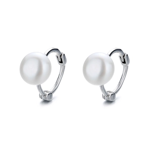 Minimalistische S925 Sterling Silber Creolen mit runden weißen Perlen auf weißem Hintergrund