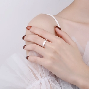 Minimalist 925 sterling silver twisted rope ring with flat rectangular top on finger
