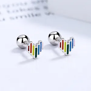 Regenbogen-Pixel-Herzstecker mit buntem Emaille und sicherem Schraubverschluss-Design