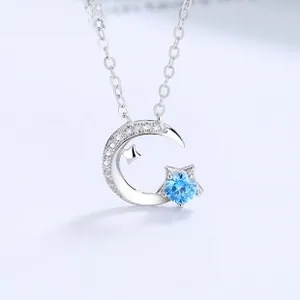 Détail du collier en argent S925 avec pendentif lune et étoile serti d'une pierre bleue