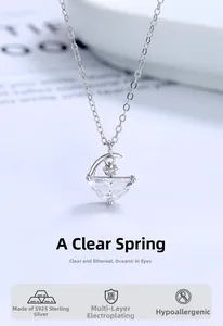 Détail du collier en argent sterling S925 avec un grand pendentif en zircon clair