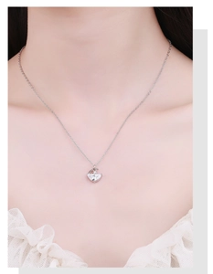 Détail du collier en argent 925 avec pendentif aile de croissant et zircon sur le cou