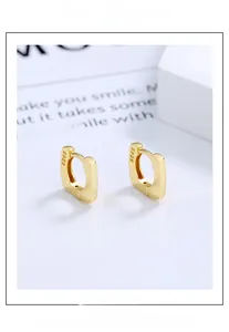 Vue macro de boucles d'oreilles carrées en argent 925 doré avec poinçon S925