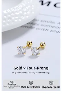 Détail de boucles d'oreilles en argent S925 doré avec zircon et fermoir à vis sécurisé