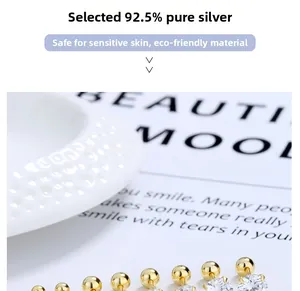 Détail de boucles d'oreilles en argent sterling S925 plaqué or 18 carats et zircon