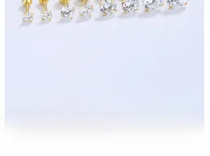 Gros plan détaillé de clous d'oreilles en zircon doré de tailles variées avec fermoirs à vis
