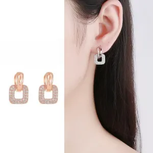 Détail de boucles d'oreilles carrées avec cristaux pavés et fermoir à charnière