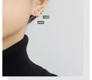 Comparaison de clous d'oreilles zircon 4mm et 6mm avec fermoirs à vis argent et doré