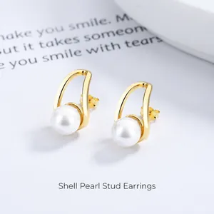 Détails de boucles d'oreilles dorées en fer à cheval avec perles blanches rondes