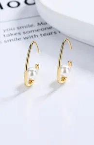 Macro d'oreilles en croissant de lune doré avec perles blanches et argent s925