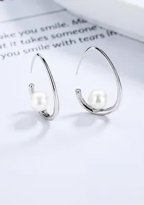 Détail de boucles d'oreilles lune en argent sterling S925 avec perles blanches élégantes