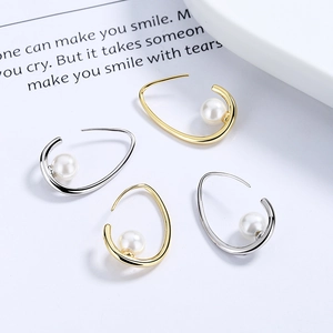 Élégantes boucles d'oreilles perles en forme de croissant doré et argenté poli