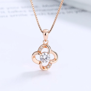 Elegant rose gold s925 silver four-leaf clover necklace with sparkling cubic zirconia
