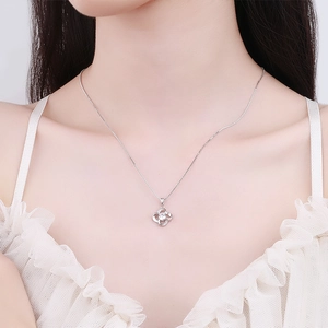 Elegant S925 sterling silver four-leaf clover necklace with sparkling cubic zirconia stone